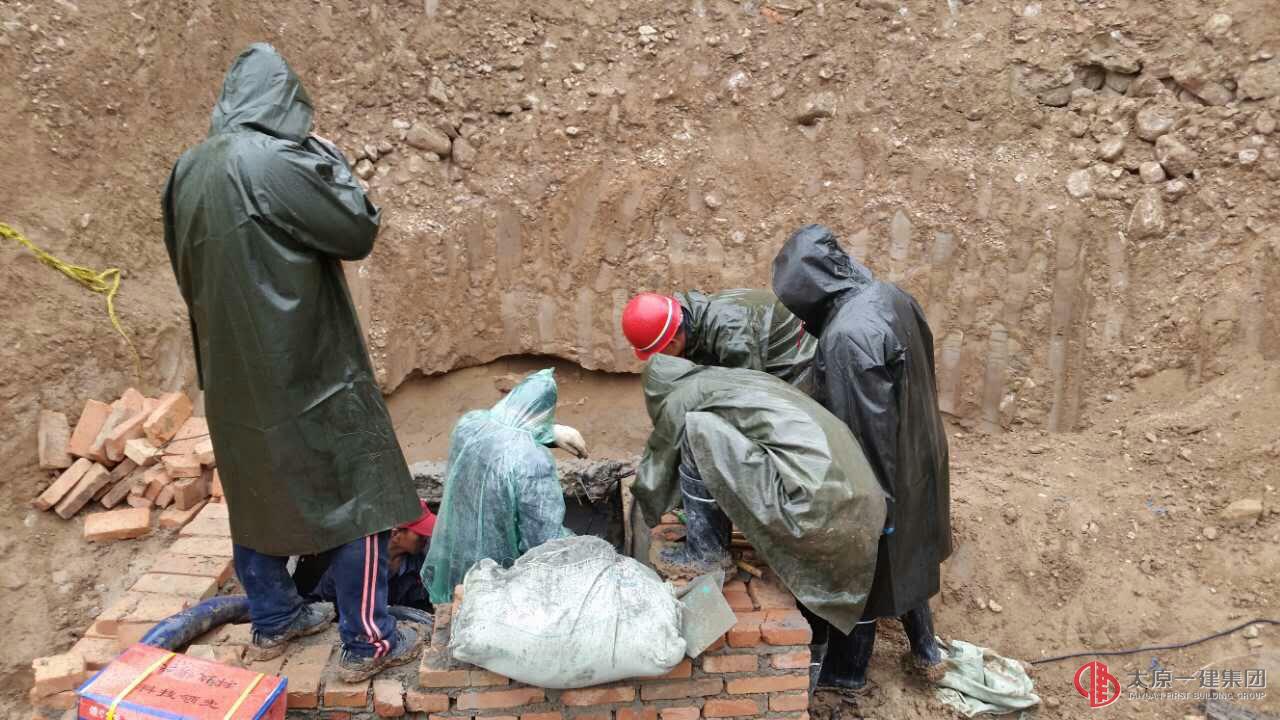 用汗水揮灑青春豪情，用行動詮釋龍城精神