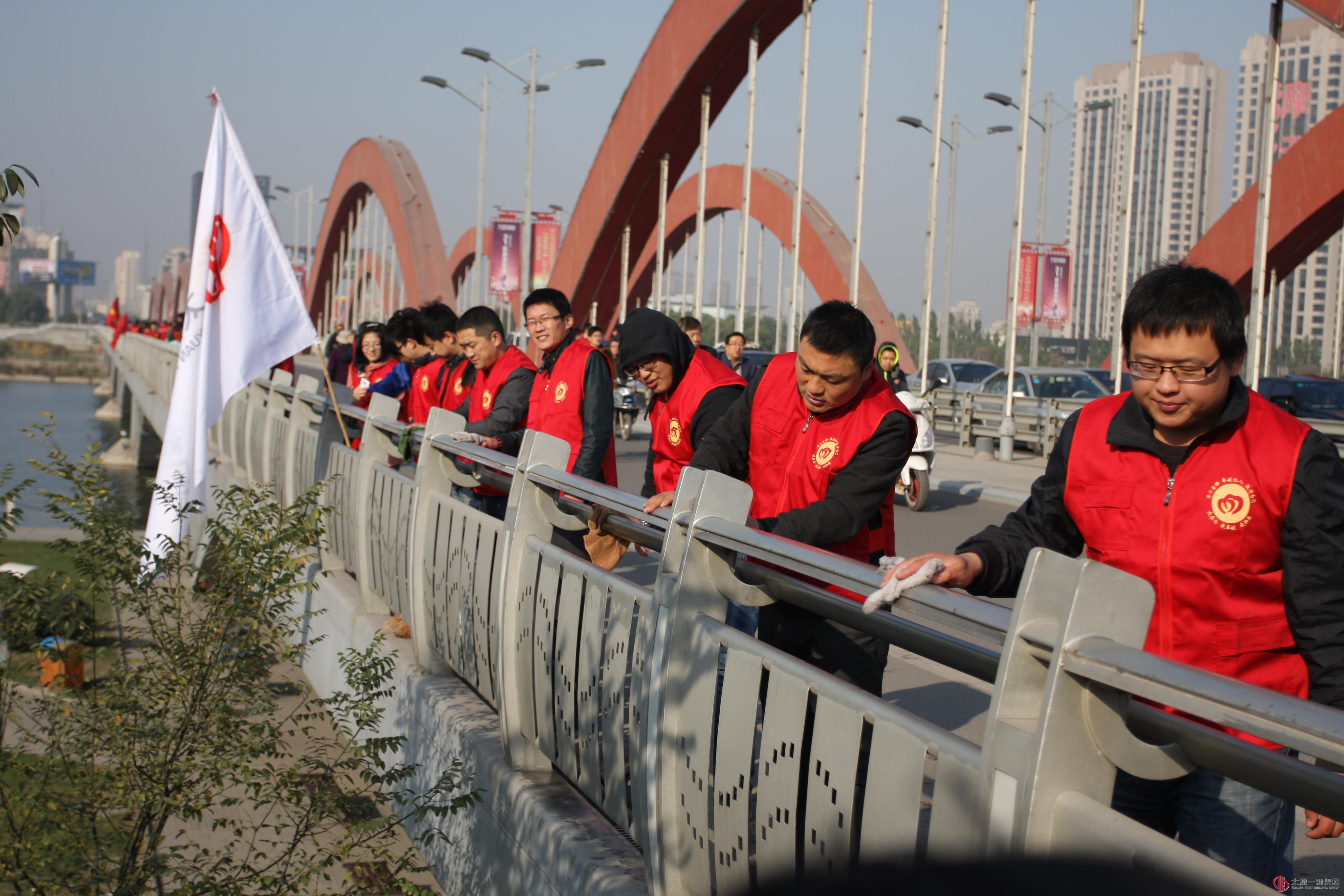 集團公司組織參加“今天我來掃馬路”志愿者活動