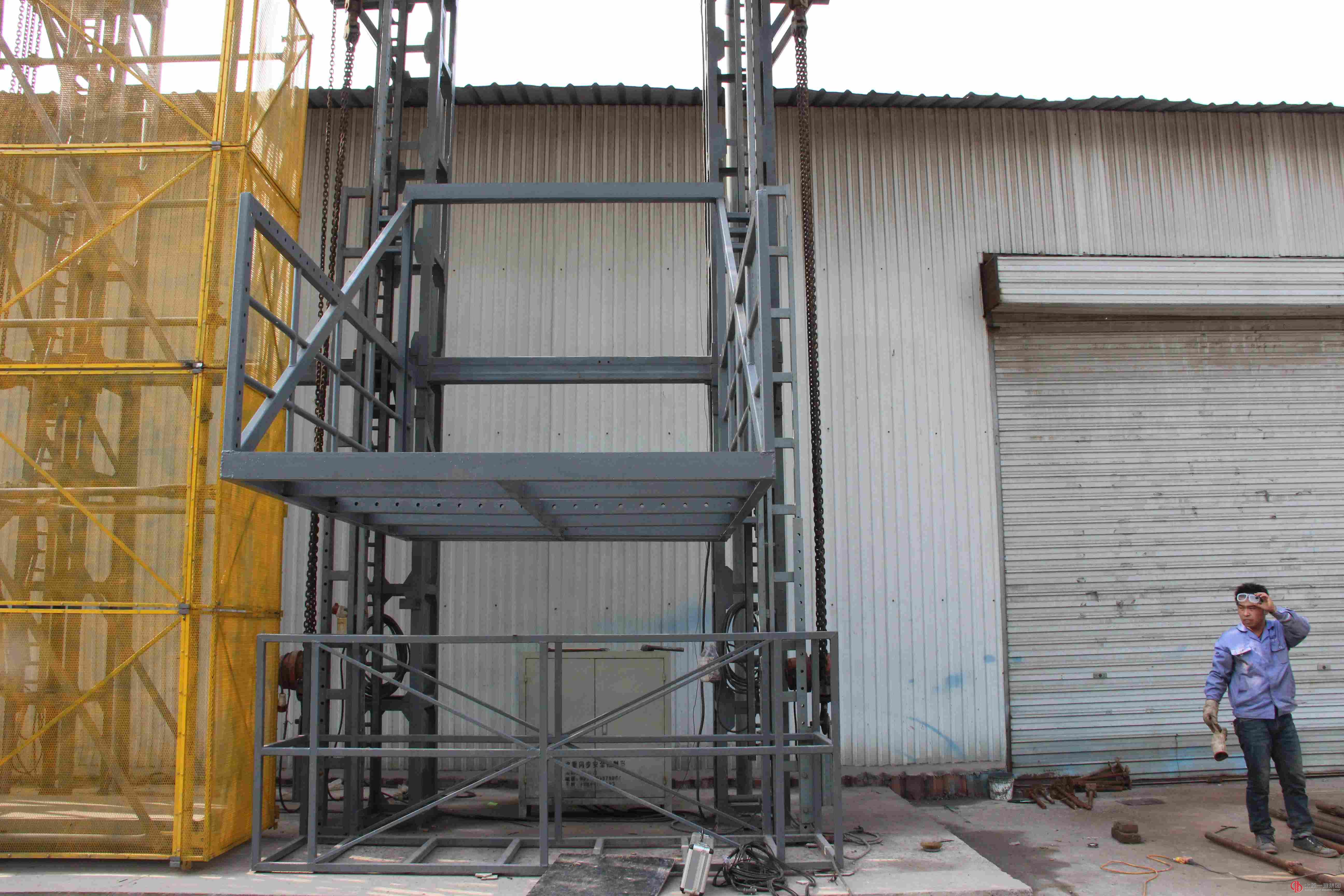 龍城公司創新研發了附著式升降腳手架第三代產品